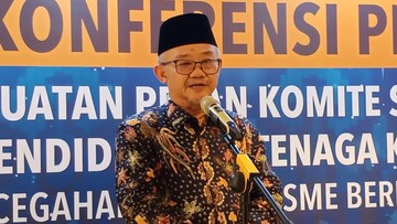 Mendikdasmen Abdul Mu'ti saat diwawancarai wartawan
