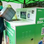 Petugas mengumpulkan minyak jelantah dari wadah-wadah penampungan ke dalam jeriken