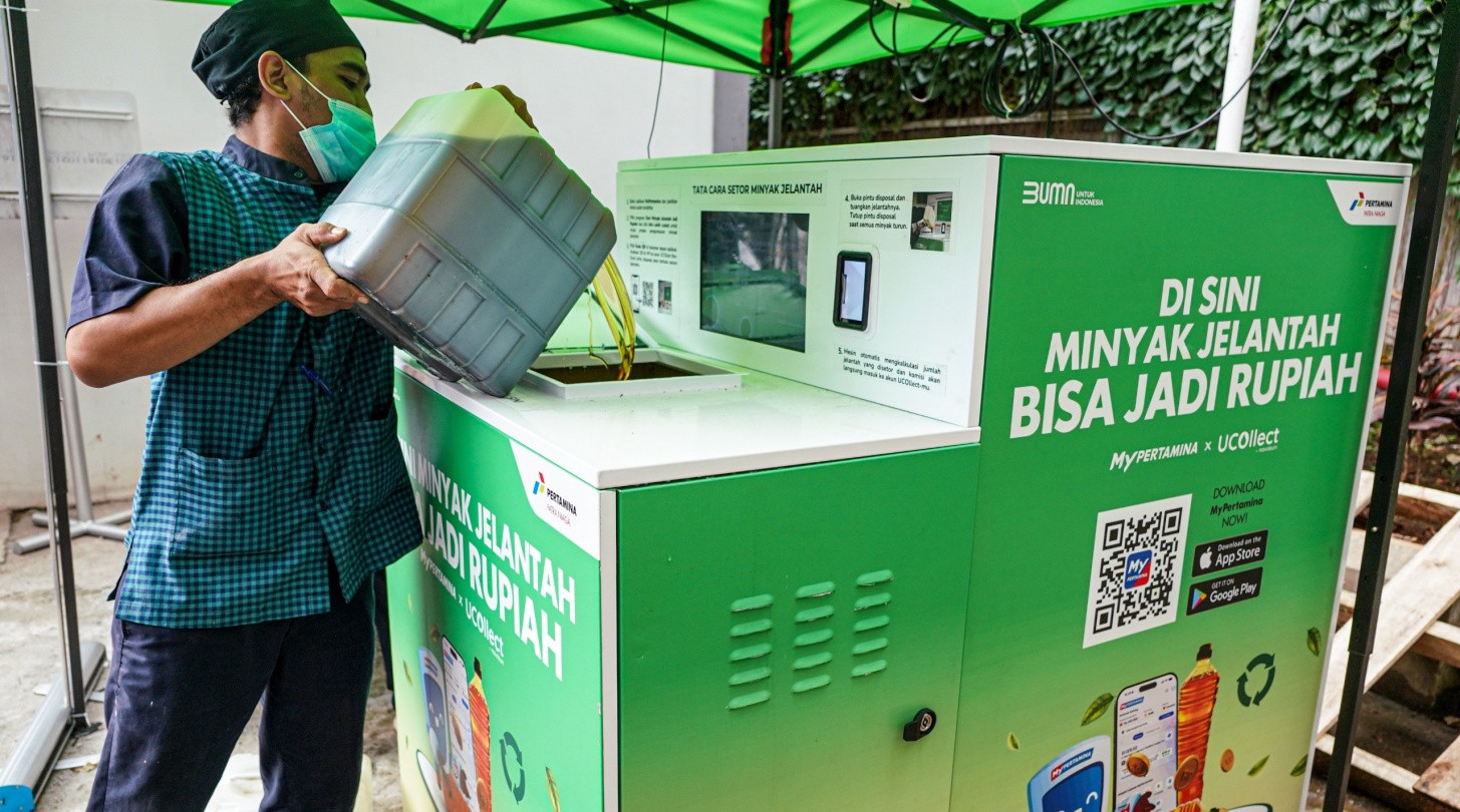 Petugas mengumpulkan minyak jelantah dari wadah-wadah penampungan ke dalam jeriken