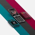 Tiga unit ponsel lipat Nokia 2360 Flip, satu terbuka memperlihatkan layar dan tombol fisik, dua tertutup berwarna merah marun dan hijau tosca