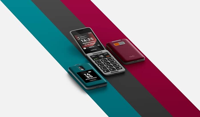 Tiga unit ponsel lipat Nokia 2360 Flip, satu terbuka memperlihatkan layar dan tombol fisik, dua tertutup berwarna merah marun dan hijau tosca