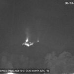 Gunung Karangetang mengeluarkan asap dan material pijar dari kawahnya