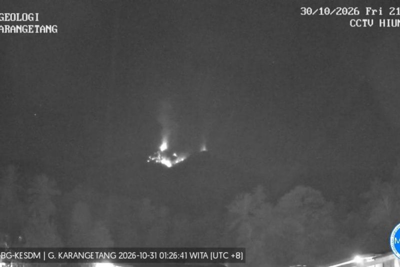 Gunung Karangetang mengeluarkan asap dan material pijar dari kawahnya