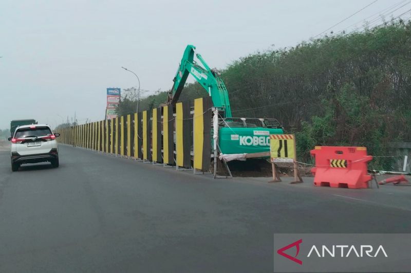 Ruas jalan akses menuju gerbang Tol Karawang Barat yang pekerjaannya memasuki tahap akhir