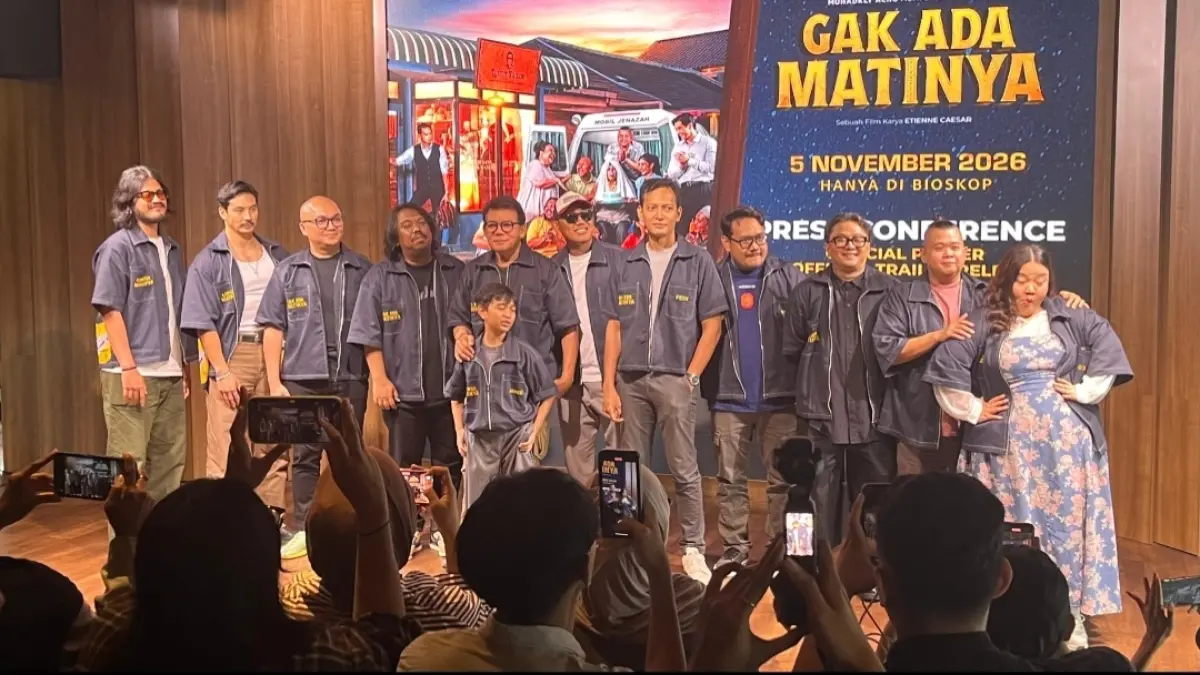 Para pemain dan kru film Gak Ada Matinya berpose bersama di depan poster film pada acara konferensi pers, dengan tulisan tayang 5 November 2026 hanya di bioskop