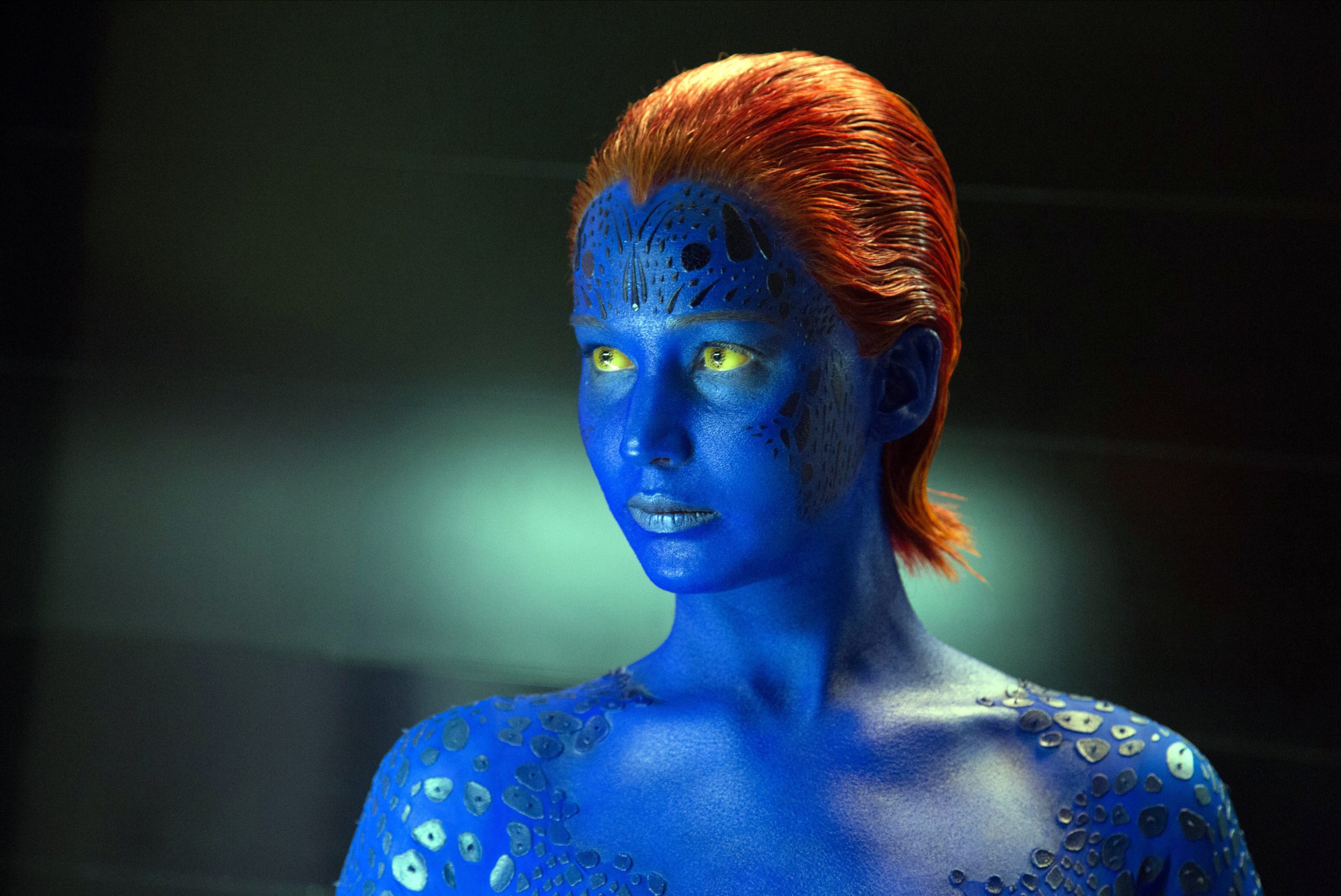 Jennifer Lawrence sebagai Mystique dengan kulit biru, rambut merah, dan mata kuning dalam film X-Men