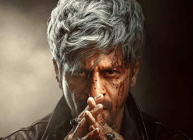 Shah Rukh Khan dengan rambut abu-abu dan tatapan tajam dalam materi promosi film King