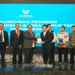 Sejumlah orang berfoto bersama pada peluncuran program Beasiswa Cendekia BAZNAS Timur Tengah 2026