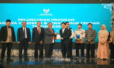 Sejumlah orang berfoto bersama pada peluncuran program Beasiswa Cendekia BAZNAS Timur Tengah 2026