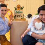 Billy Syahputra menggendong anaknya dan Vika Kolesnaya di samping kue ulang tahun