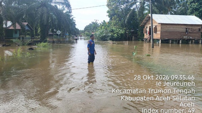 Jalan tergenang banjir di Trumon Tengah, Aceh Selatan