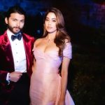 Janhvi Kapoor dalam gaun merah muda berdiri berdampingan dengan Shikhar Pahariya berjas beludru merah di acara malam