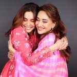 Sharvari dan Madhuri Dixit menari bersama dalam sebuah acara