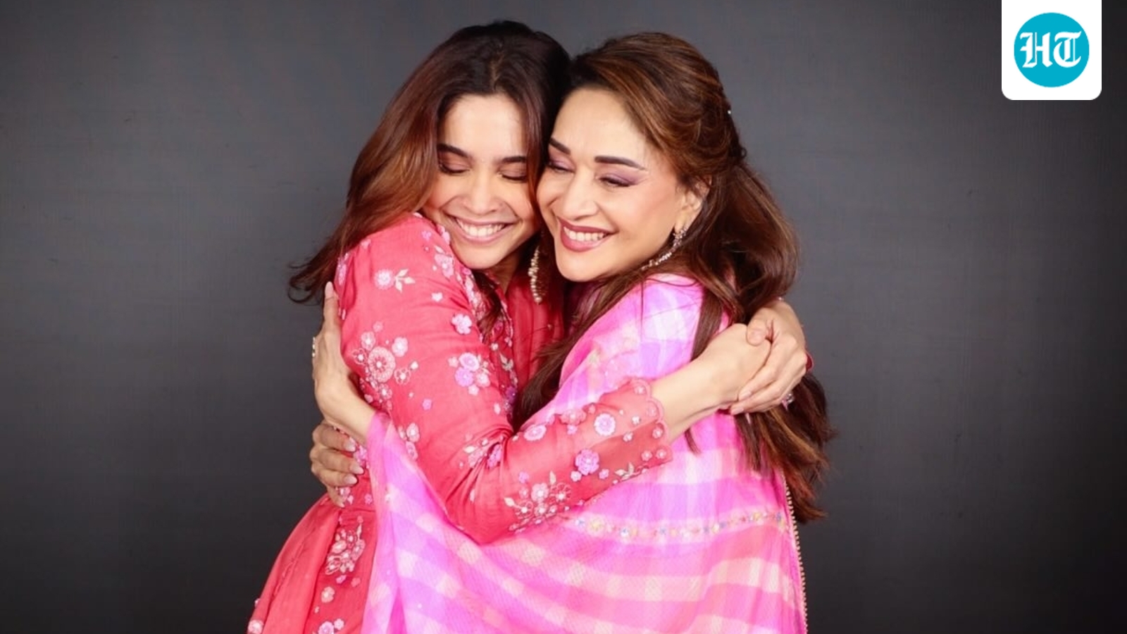 Sharvari dan Madhuri Dixit menari bersama dalam sebuah acara