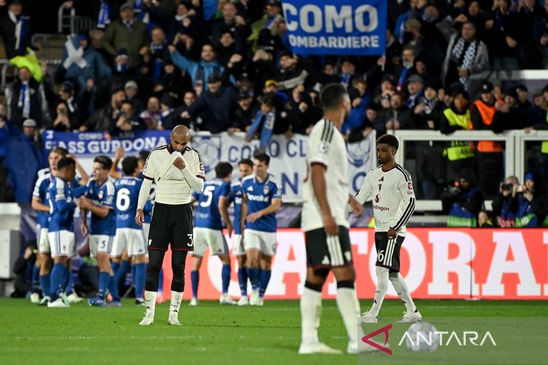 Pemain Manchester United dan Como bertanding memperebutkan bola di lapangan sepak bola
