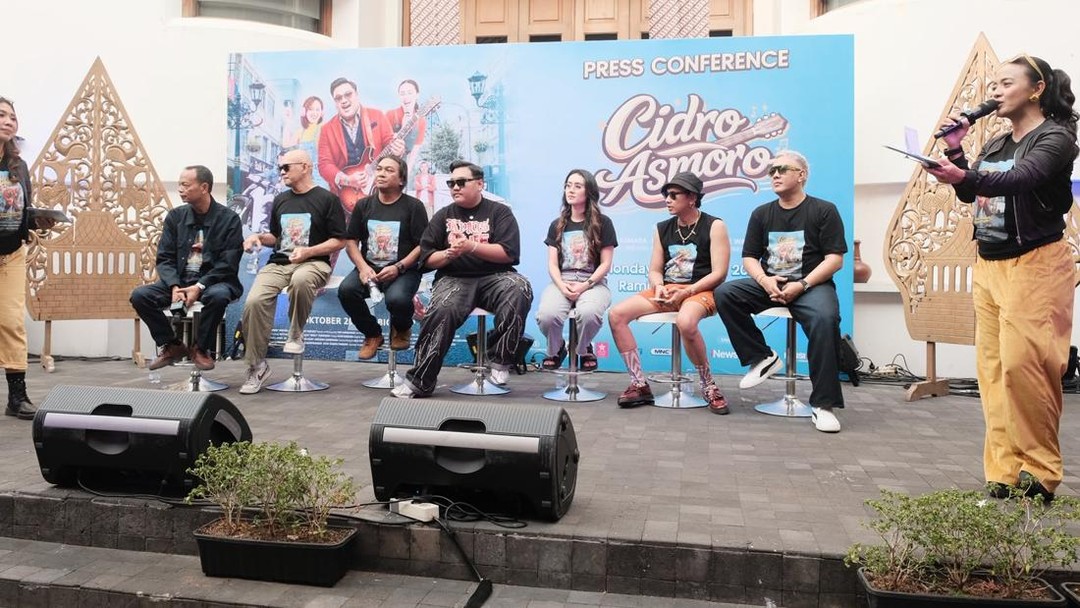 Poster film musikal Indonesia Cidro Asmoro yang dibintangi Ndarboy dan Happy Asmara