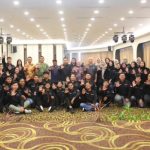 Puluhan peserta Duta Damai berfoto bersama dalam sebuah aula pertemuan di Medan