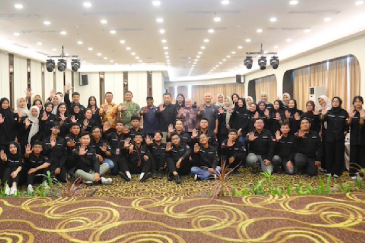 Puluhan peserta Duta Damai berfoto bersama dalam sebuah aula pertemuan di Medan