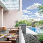 Area kolam renang dan teras restoran sebuah hotel di Bandung