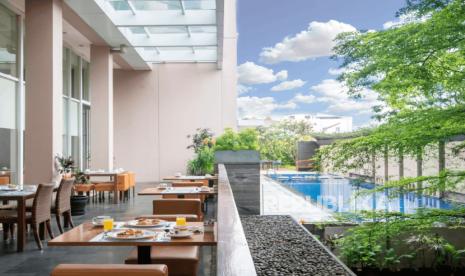 Area kolam renang dan teras restoran sebuah hotel di Bandung