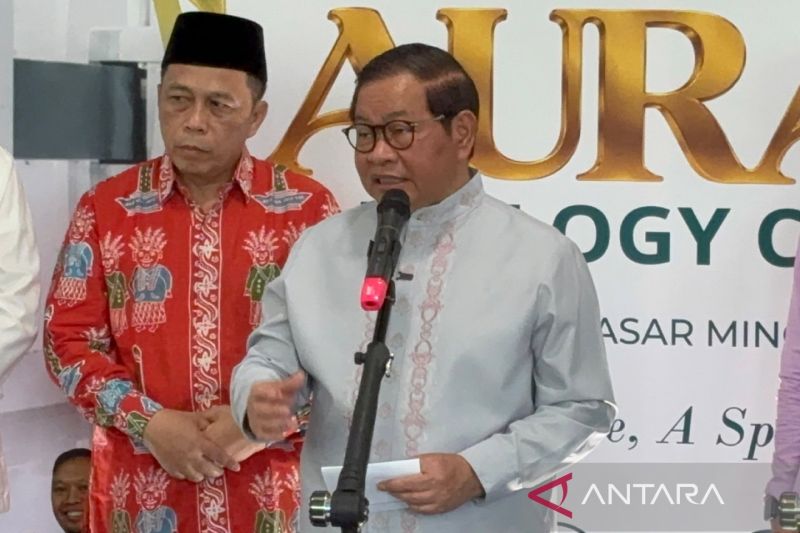 Gubernur DKI Jakarta Pramono Anung berbicara melalui mikrofon dalam sebuah acara