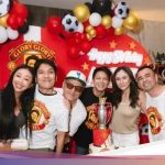 Asri Welas bersama teman-temannya berpose di acara ulang tahun dengan dekorasi balon merah dan emas