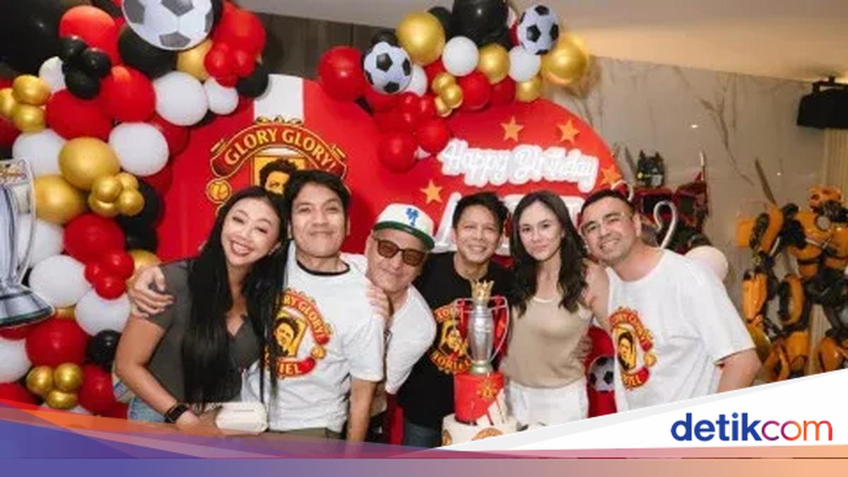Asri Welas bersama teman-temannya berpose di acara ulang tahun dengan dekorasi balon merah dan emas