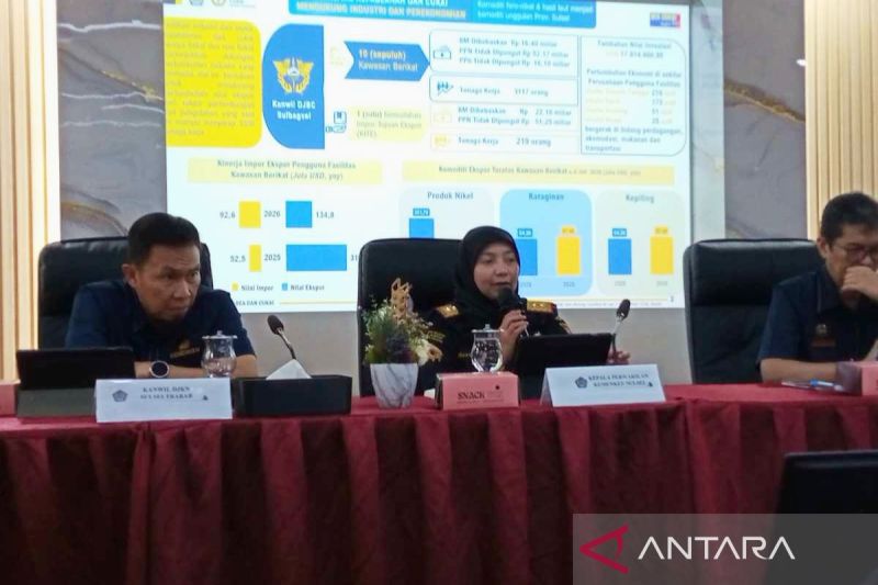 Pejabat Kanwil Bea Cukai Sulawesi Bagian Selatan menyampaikan keterangan dalam konferensi pers di depan papan data kinerja
