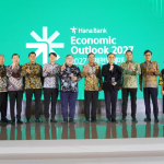 Para pembicara berfoto bersama di acara Hana Bank Economic Outlook 2027