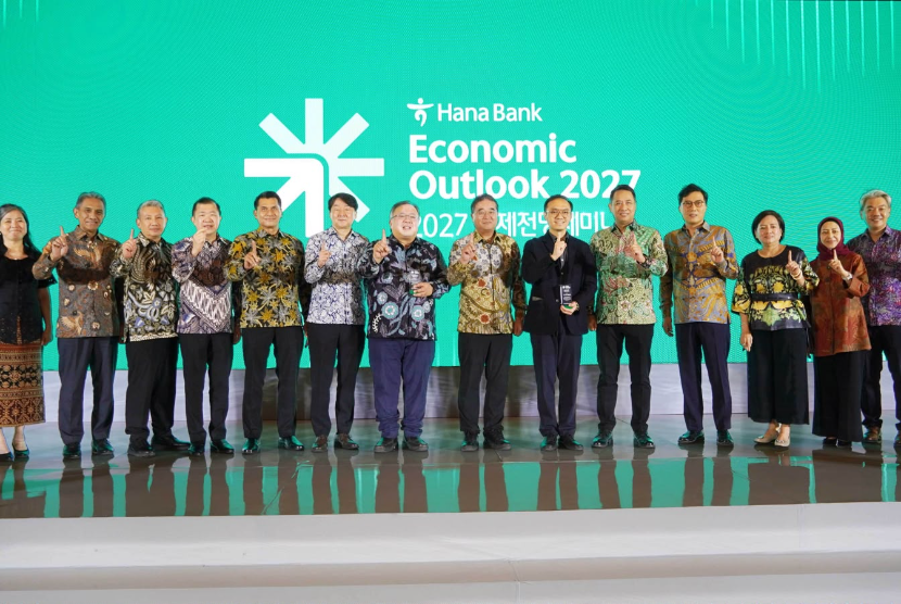 Para pembicara berfoto bersama di acara Hana Bank Economic Outlook 2027