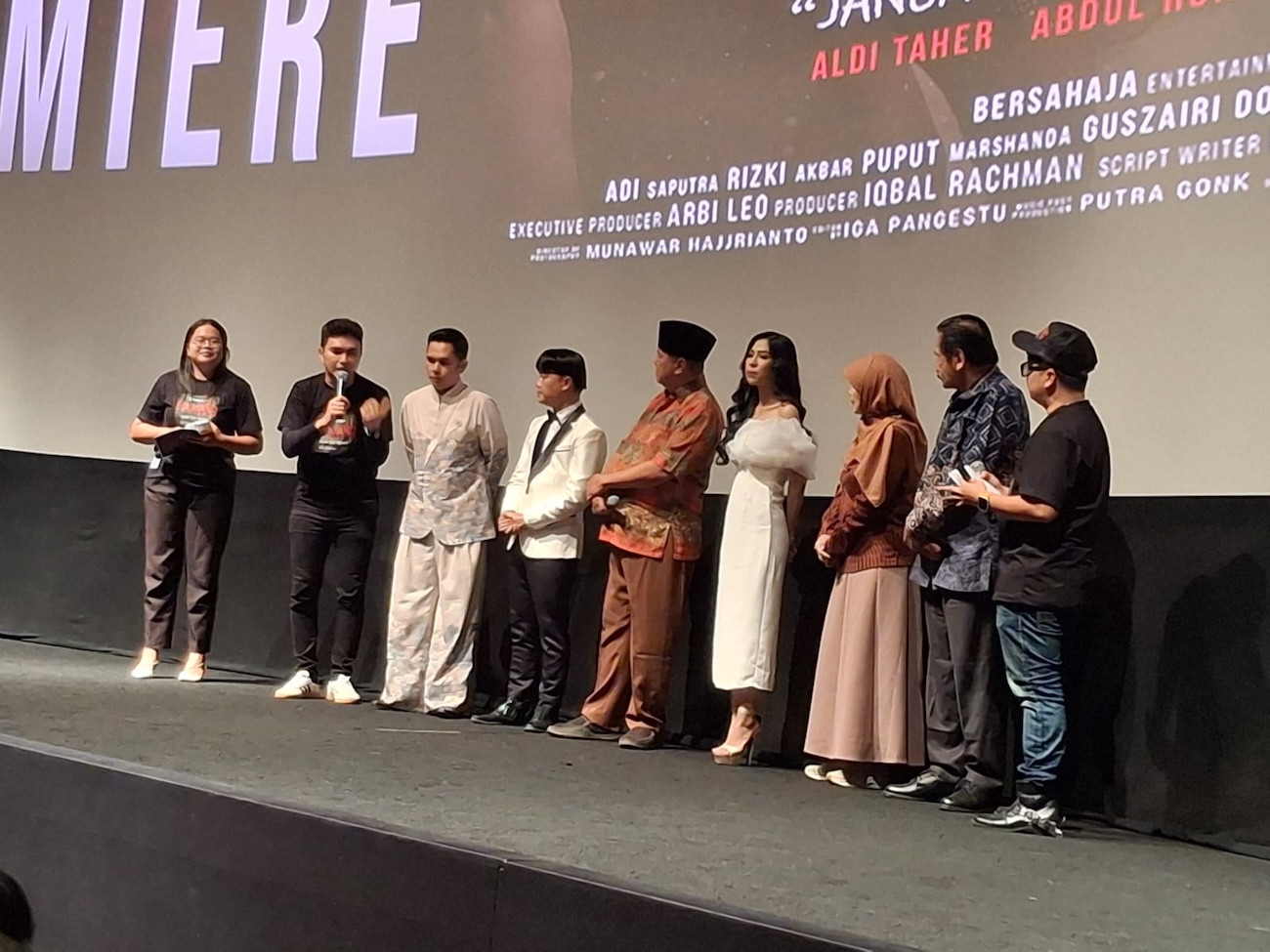 Para pemain film Mawang Jangan Sebut Namanya pada acara gala premiere di Jakarta