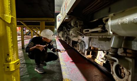 Petugas memeriksa kolong kendaraan dalam kegiatan ramp check