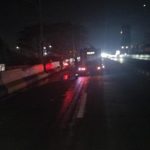 Lalu lintas malam hari di jalan layang