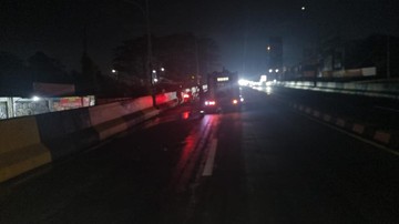 Lalu lintas malam hari di jalan layang