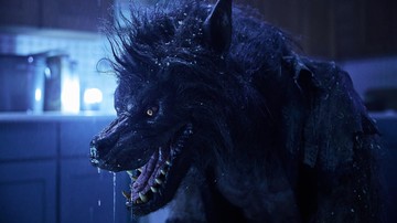 Adegan film Werewolves dengan manusia serigala di tengah kota pada malam supermoon