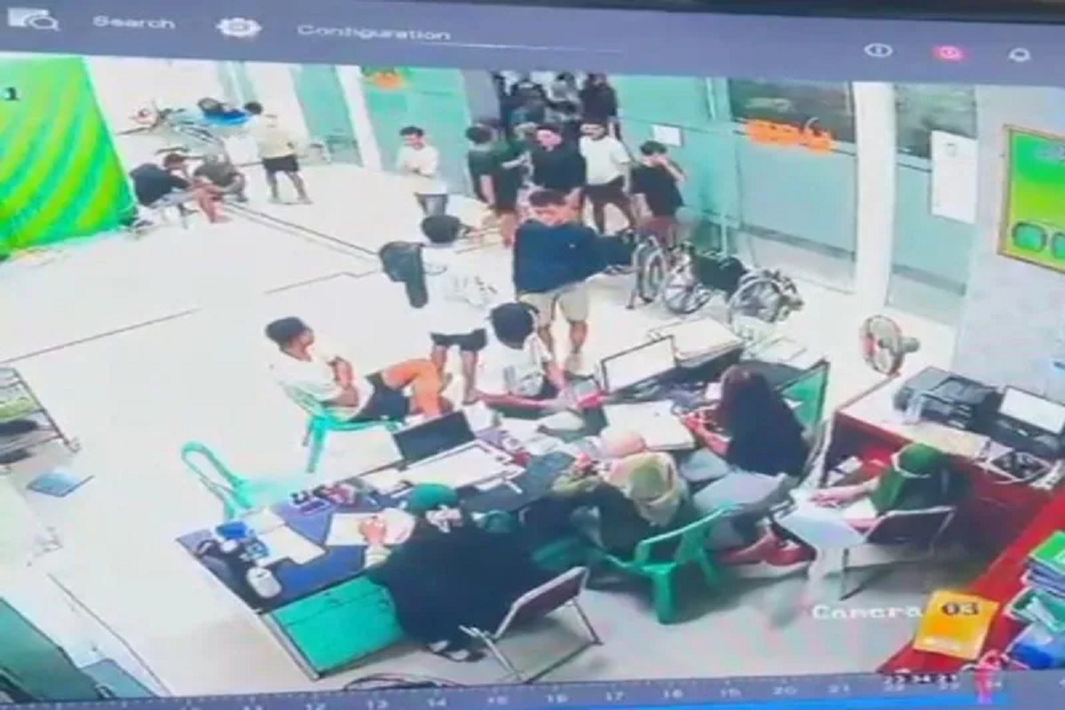 Suasana keributan antarkelompok pemuda di area Puskesmas Kragan I Rembang