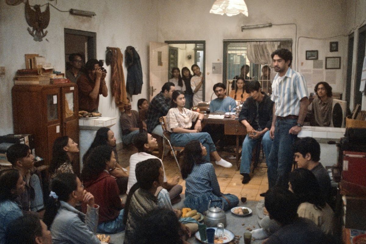 Adegan film Laut Bercerita yang menampilkan para tokoh mahasiswa di Yogyakarta pada akhir 1990-an