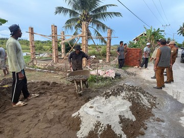 Sejumlah pekerja membangun dapur garam di area terbuka