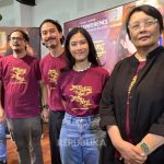 Konferensi pers peluncuran poster dan trailer film Yang Datang dan Yang Pergi di Jakarta, Dian Sastrowardoyo di tengah kelompok