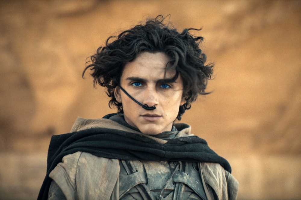 Tokoh Paul Atreides di tengah lanskap gurun planet Arrakis dalam film Dune