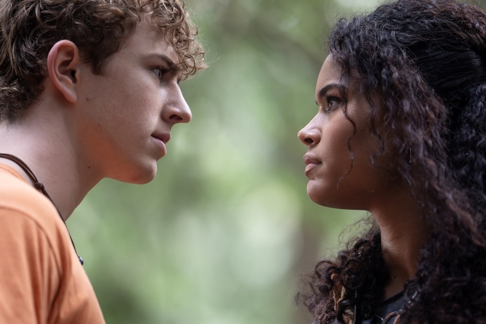 Para pemeran utama Percy Jackson and the Olympians dalam materi musim ketiga serial Disney+