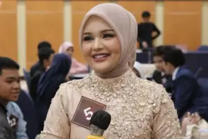 Alya Nabila Zahiya tersenyum saat diwawancarai usai terpilih sebagai Duta Pelajar Anti-Narkoba Aceh