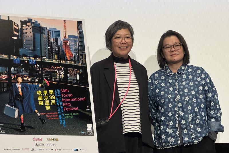 Dua perempuan berpose di samping poster Tokyo International Film Festival 2026