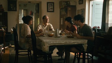 Adegan keluarga yang sedang makan bersama di dalam rumah dalam film Laut Bercerita