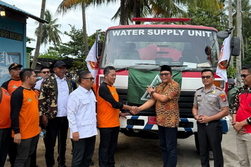 Kader GP Ansor dan Banser menyalurkan bantuan sembako kepada warga pesisir di Pulau Putri Batam