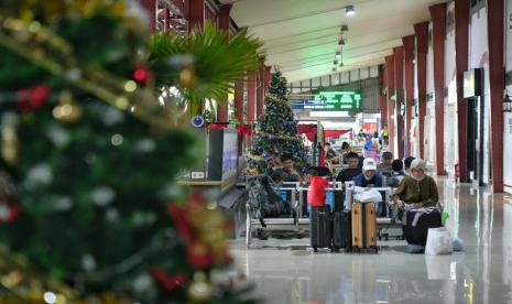 Penumpang memadati moda transportasi umum pada masa libur hari besar