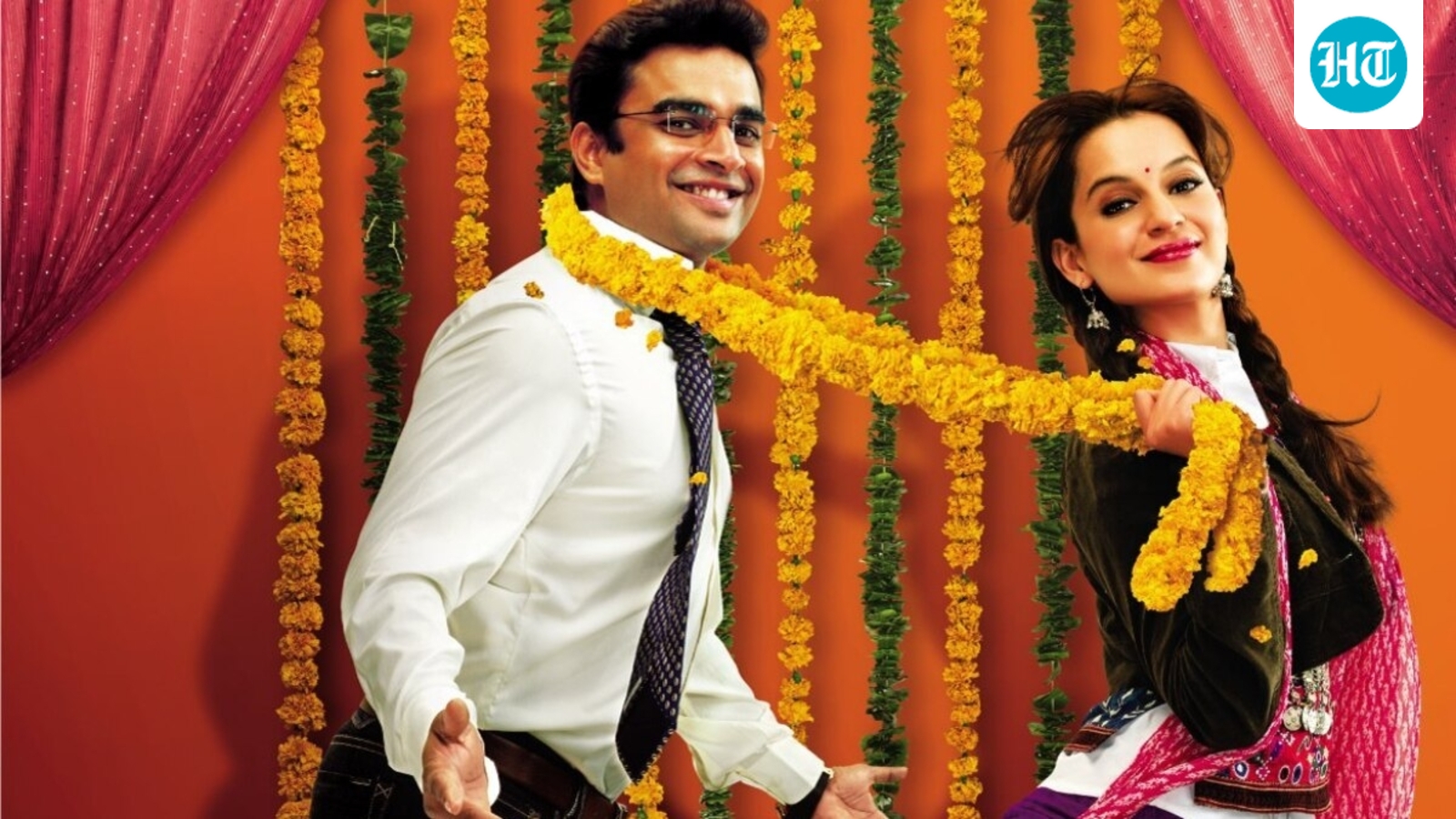 R Madhavan dan Kangana Ranaut dalam adegan pernikahan film Tanu Weds Manu dengan kalung bunga