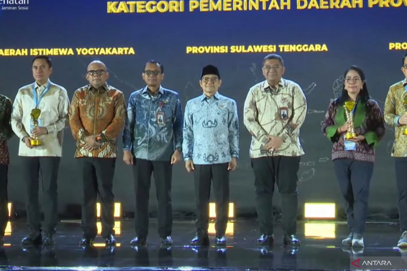 Penyerahan penghargaan Satya JKN Awards kepada pemerintah daerah dan badan usaha di Jakarta