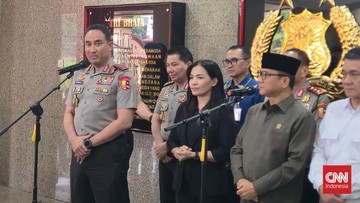 Jajaran Polri dalam sebuah kegiatan bersama masyarakat di desa
