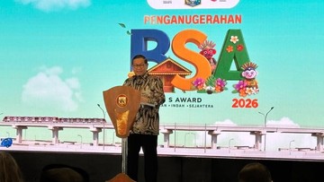 Gubernur DKI Jakarta Pramono Anung saat berbicara kepada wartawan di sela kegiatan di Jakarta
